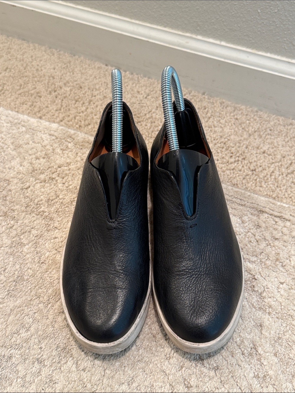 Gentle Soles By Kenneth Cole “Halden” Size 6M/36 V-Neck Vamp Slip On Sneakers